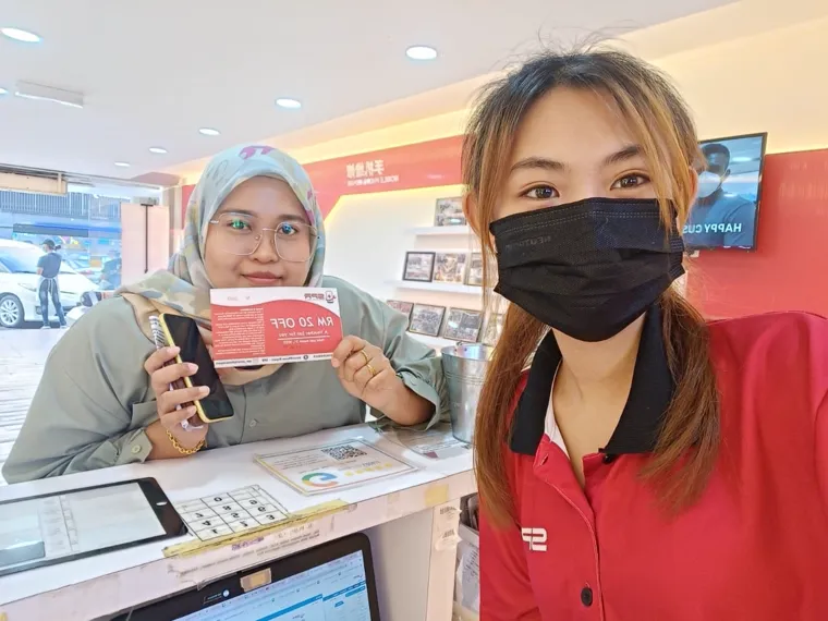 An SPR technician with a customer at one of our workshop counters