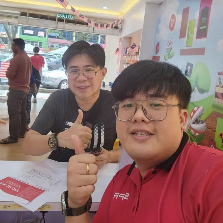 An SPR technician with a customer at one of our workshop counters